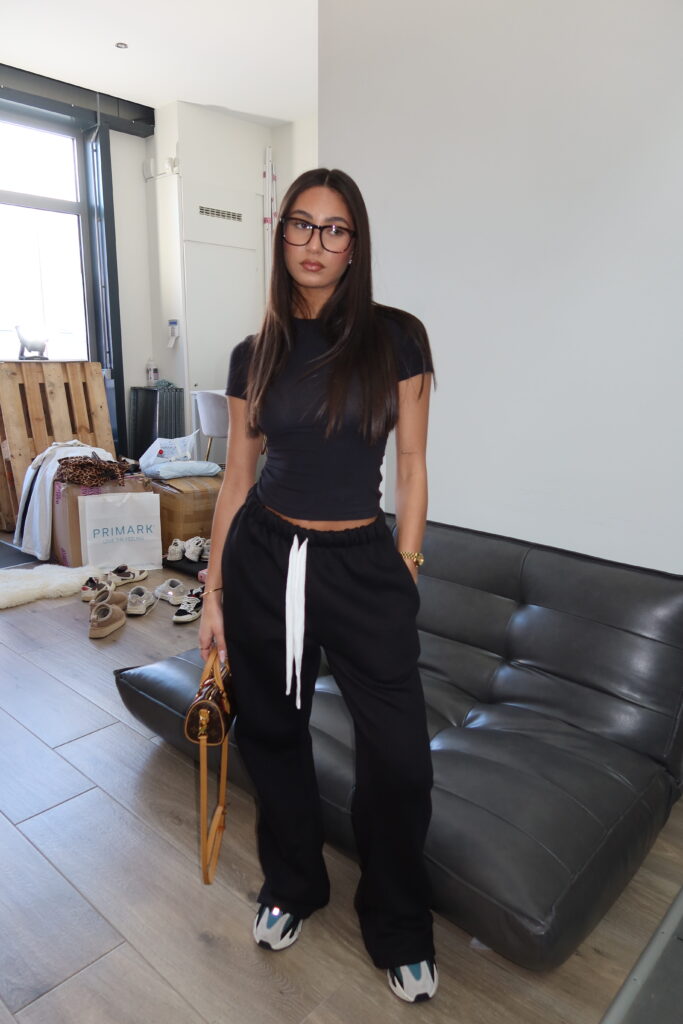 JOGGER WITH DRAWSTRING – BLACK