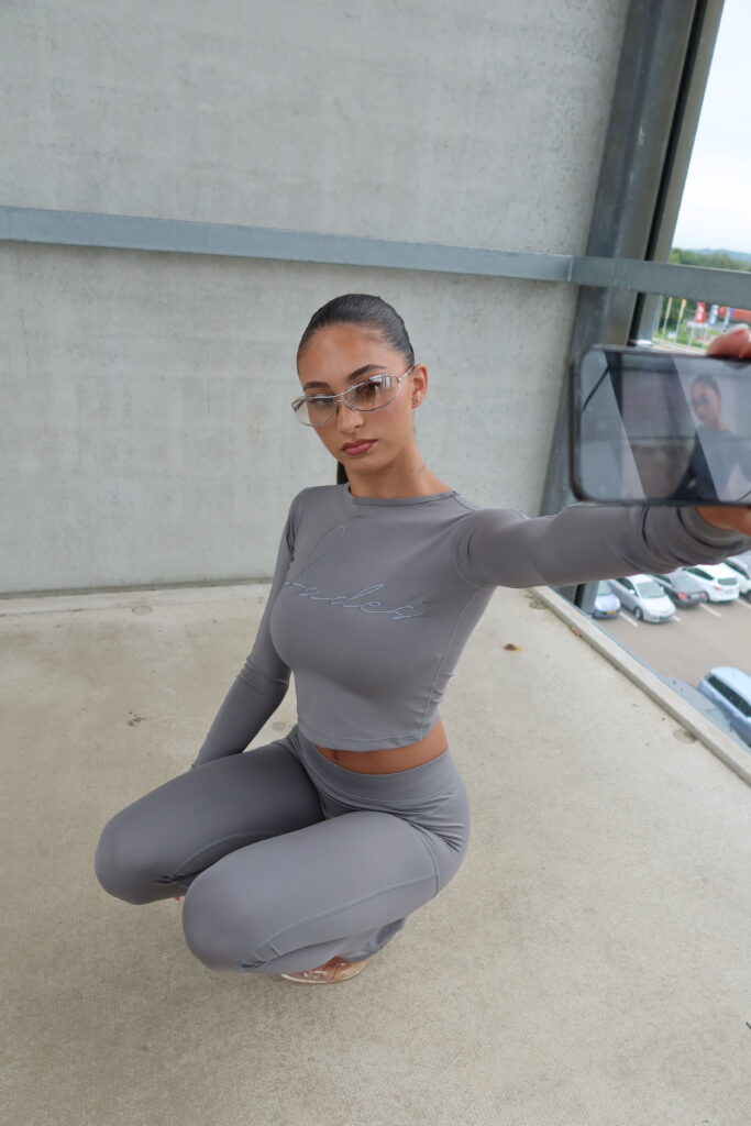 DEBUT COLLECTION – PANELED BODYFIT SET SLEEK GREY – SIZE XL INCLUDED