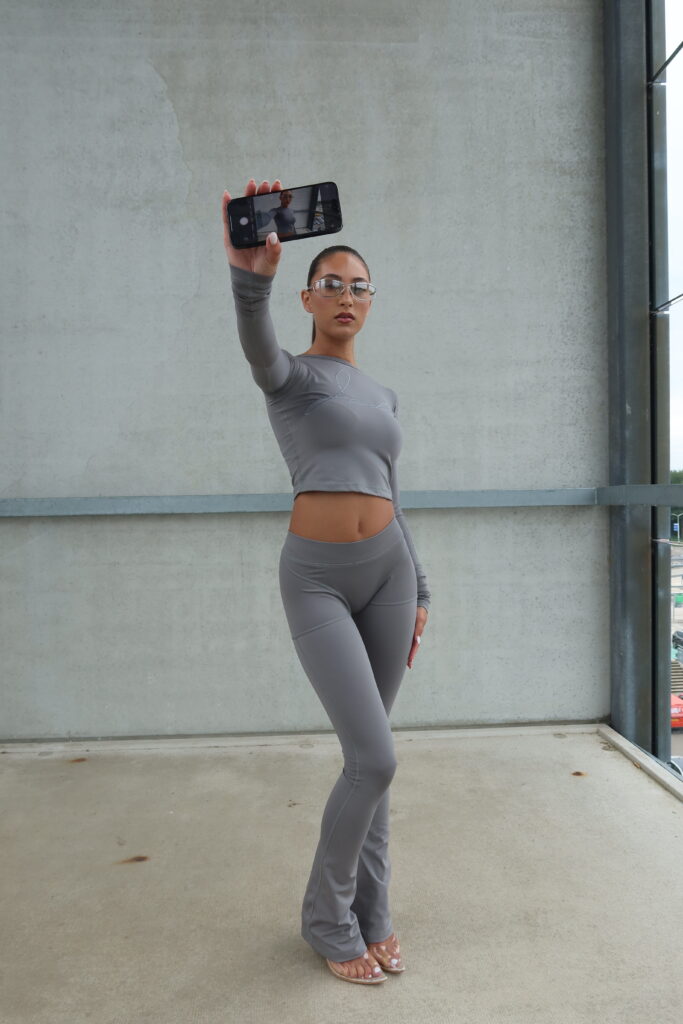 DEBUT COLLECTION – PANELED BODYFIT SET SLEEK GREY – SIZE XL INCLUDED