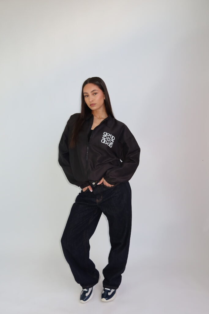 MONOGRAM WINDJACKET – SS26 – ZWART MET WITTE PRINT