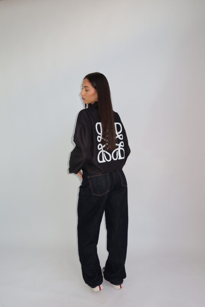 MONOGRAM WINDJACKET – SS26 – ZWART MET WITTE PRINT