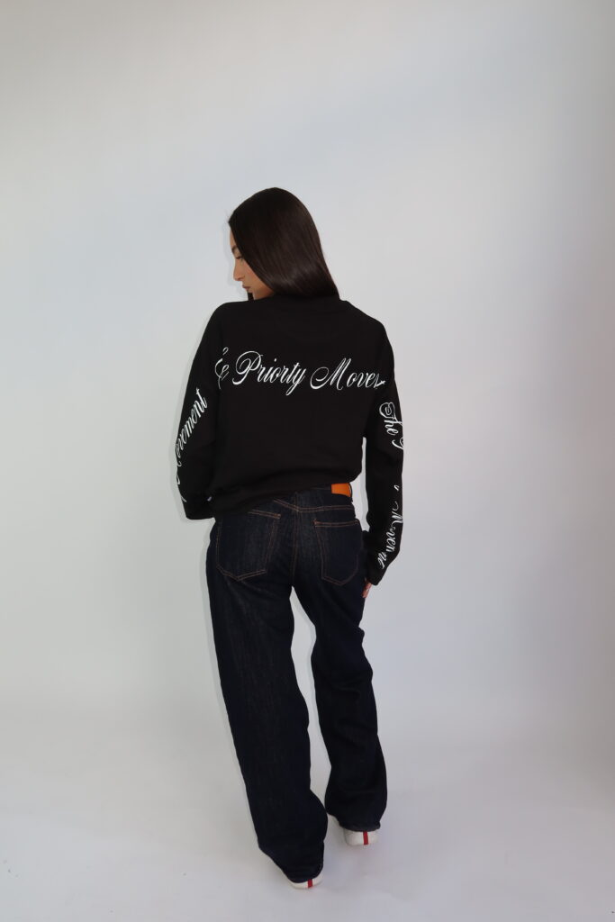 LONGSLEEVE ‘THE PRIORITY MOVEMENT’ – ZWART