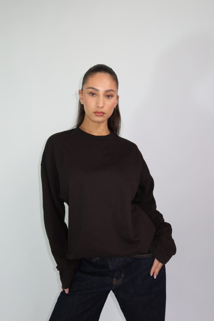 BASIC LONGSLEEVE MET ELASTIEKE BAND – ZWART