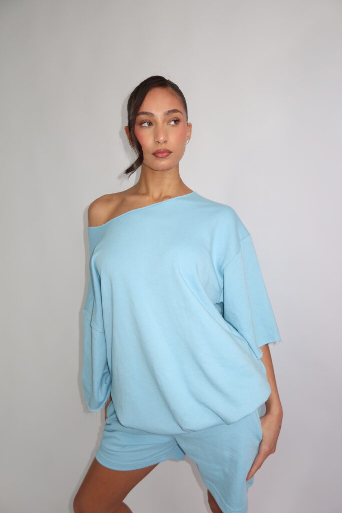 PASTEL OFF SHOULDER SET – LICHTBLAUW