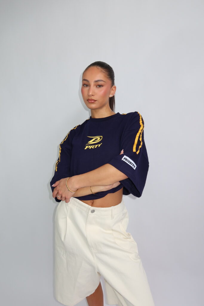 GESTREEPTE DETAILS TEE ‘PRTY’ – NAVY