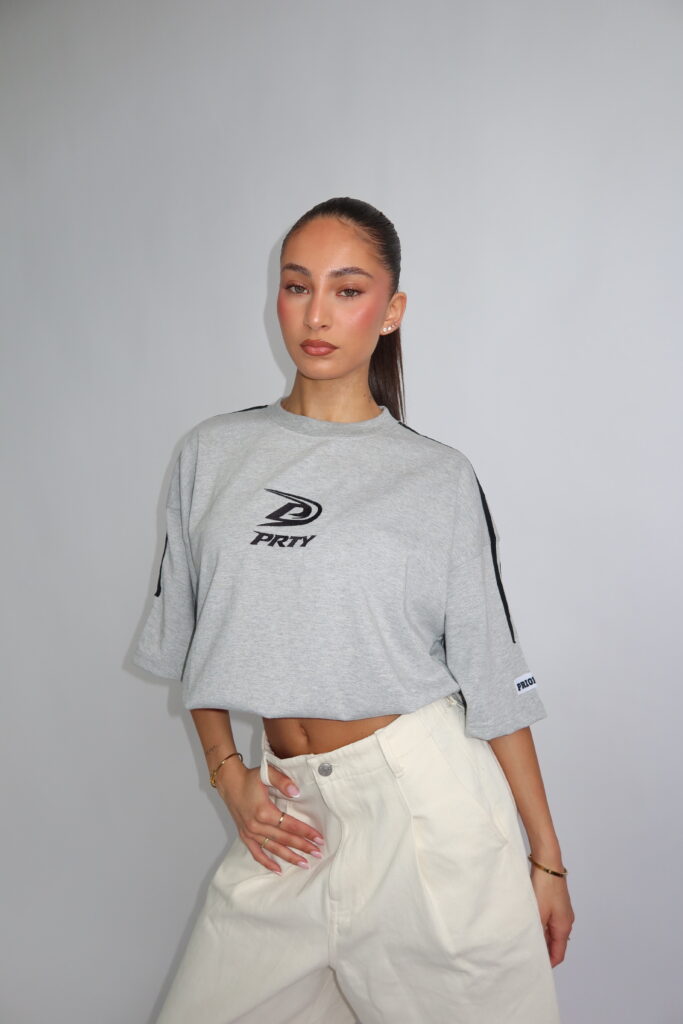 GESTREEPTE DETAILS TEE ‘PRTY’ – MELANGE GRIJS