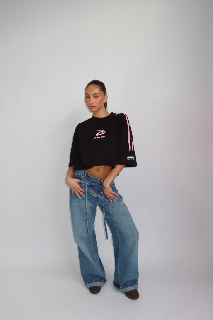 GESTREEPTE DETAILS TEE ‘PRTY’ – ZWART