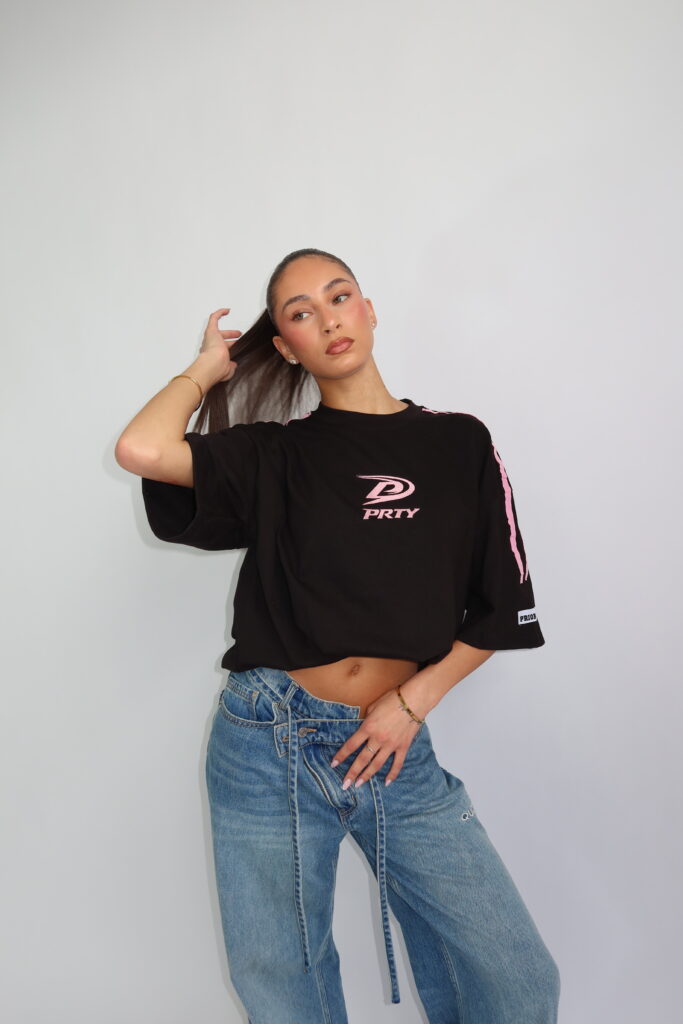 GESTREEPTE DETAILS TEE ‘PRTY’ – ZWART
