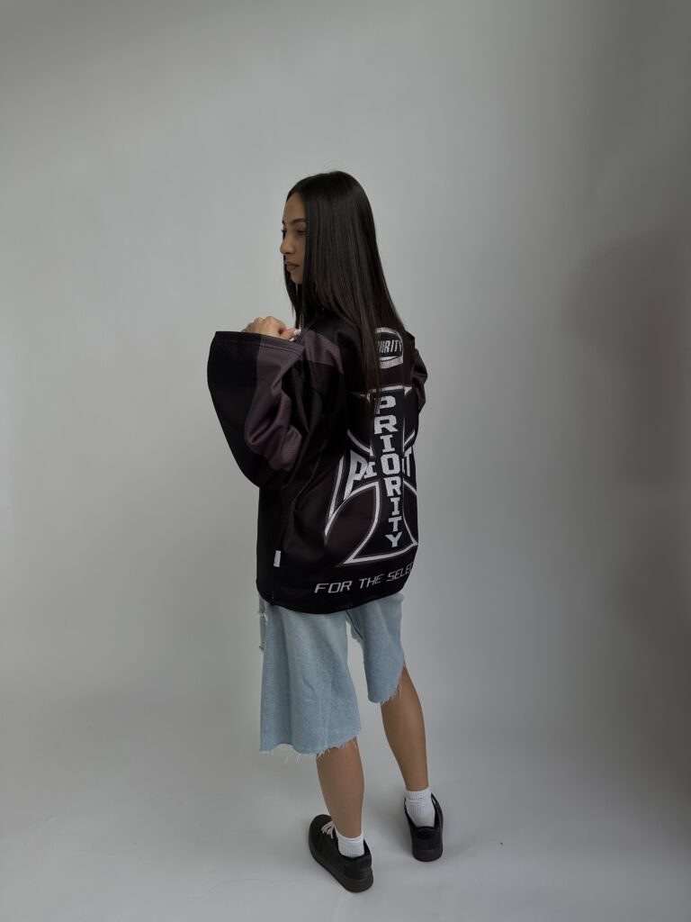 JERSEY LONGSLEEVE – AW26 – ZWART