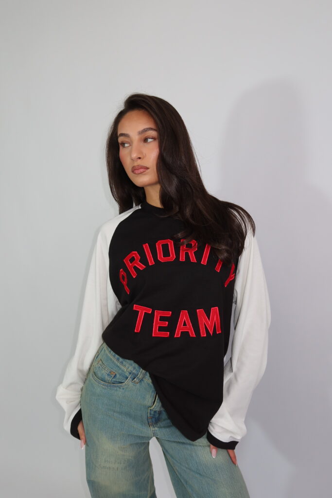 AW26 – PRIORITY TEAM LONGSLEEVE – ZWART
