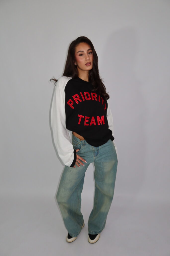 AW26 – PRIORITY TEAM LONGSLEEVE – ZWART