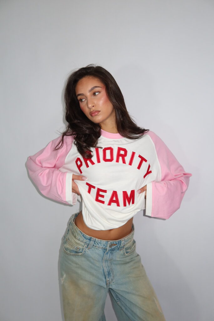 AW26 – PRIORITY TEAM LONGSLEEVE – ROZE