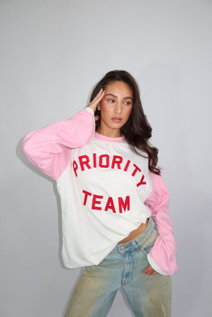 AW26 – PRIORITY TEAM LONGSLEEVE – ROZE