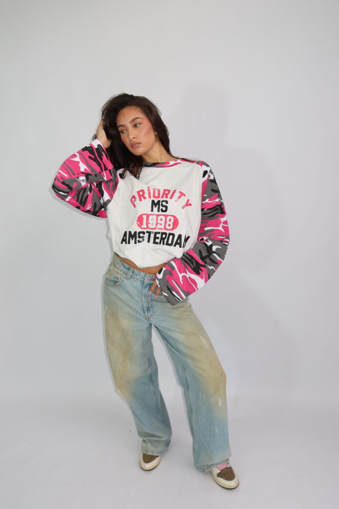 AW26 – CAMOUFLAGE ‘AMSTERDAM’ LONGSLEEVE – ROZE