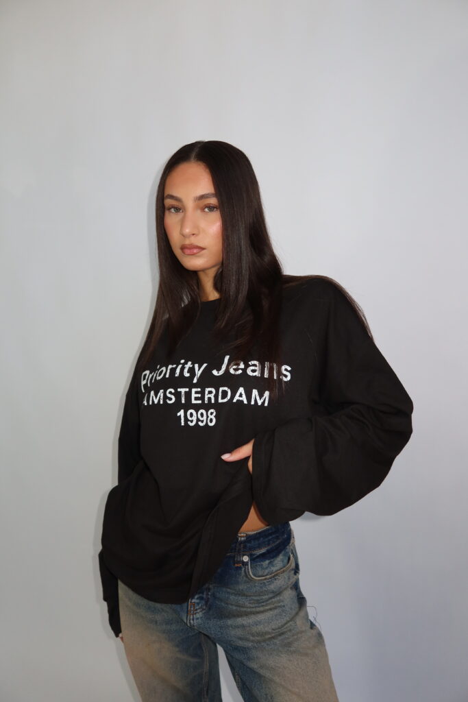 AW26 – 1998 AMSTERDAM LONGSLEEVE – ZWART MET WITTE PRINT