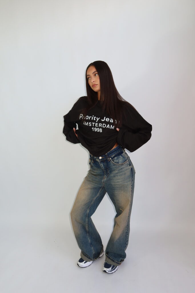 AW26 – 1998 AMSTERDAM LONGSLEEVE – ZWART MET WITTE PRINT