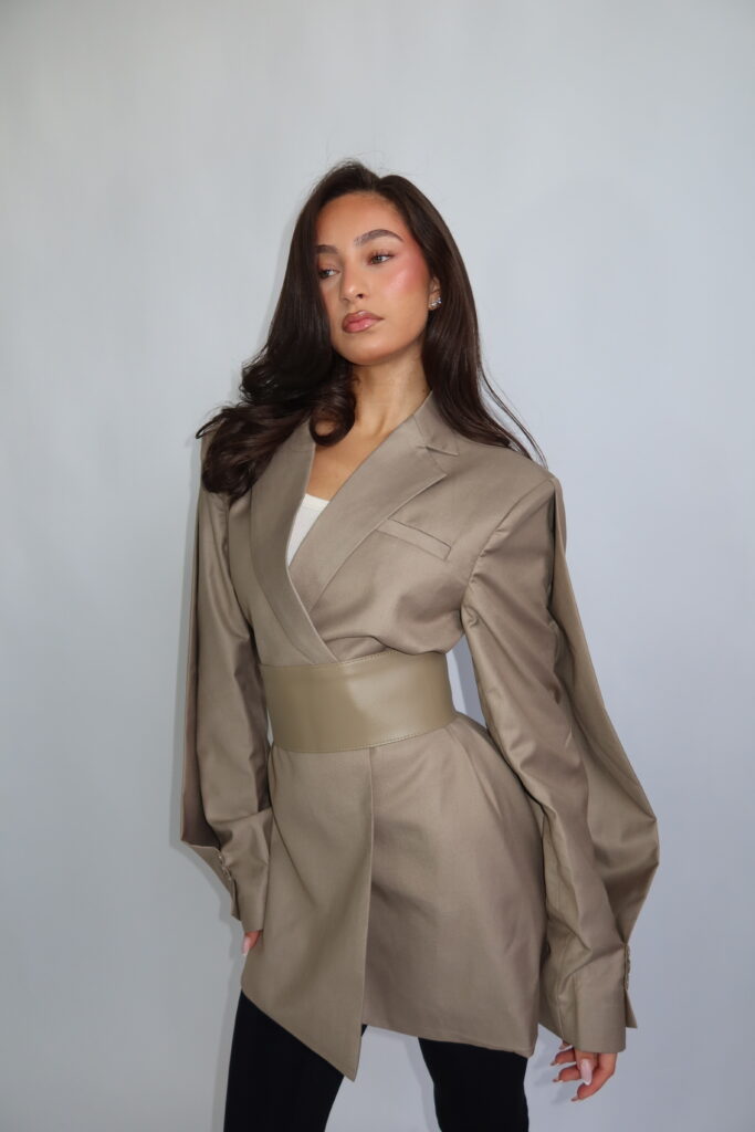 AW26 – BLAZER MET VERSTELBARE RIEM – TAUPE
