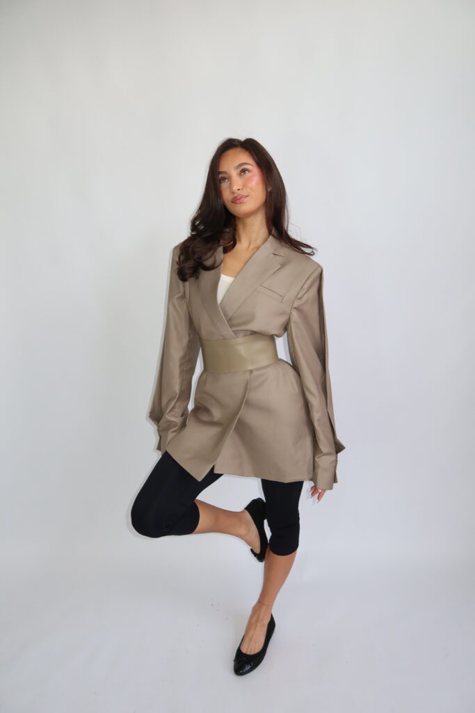 AW26 – BLAZER MET VERSTELBARE RIEM – TAUPE