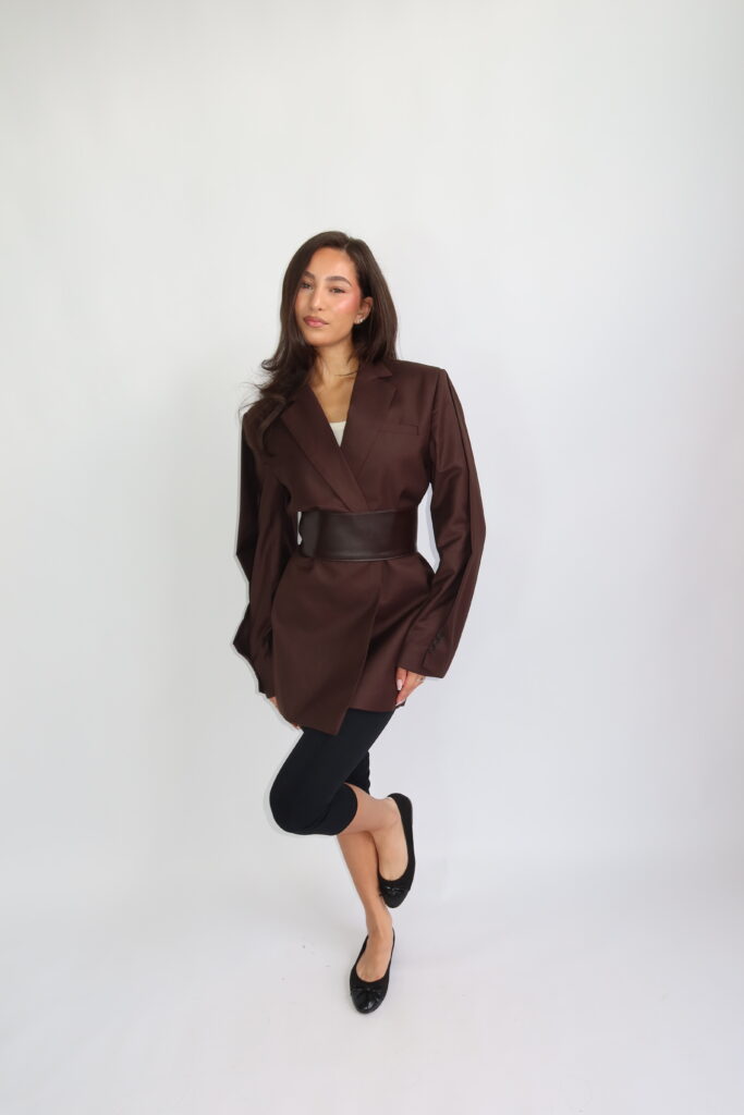 AW26 – BLAZER MET VERSTELBARE RIEM – BRUIN