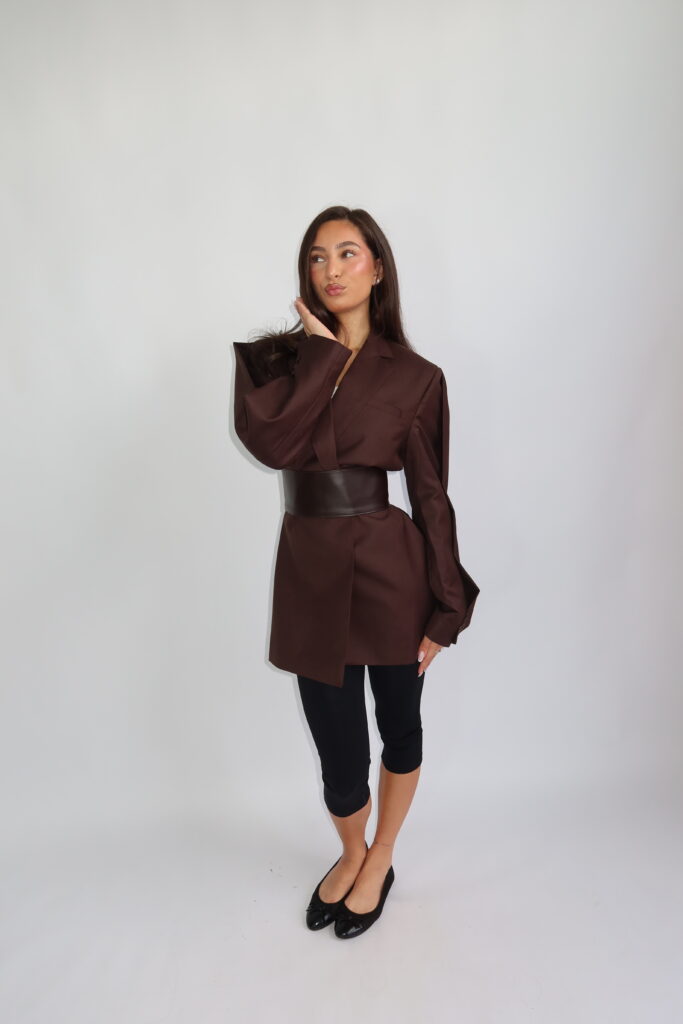 AW26 – BLAZER MET VERSTELBARE RIEM – BRUIN