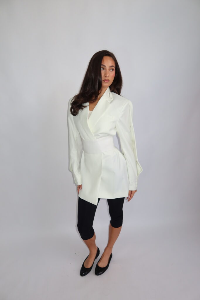 AW26 – BLAZER MET VERSTELBARE RIEM – WIT
