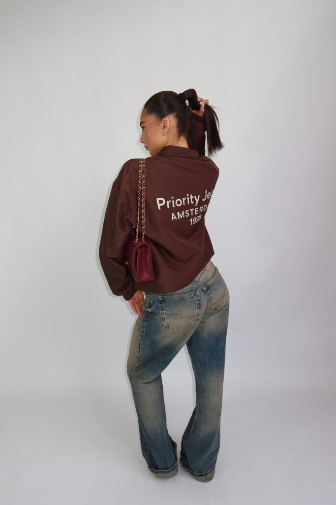 ‘Priority Jeans Amsterdam’ WINDJACKET – BRUIN