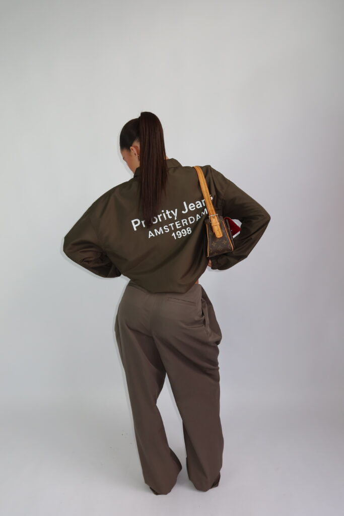 ‘Priority Jeans Amsterdam’ WINDJACKET – ARMY
