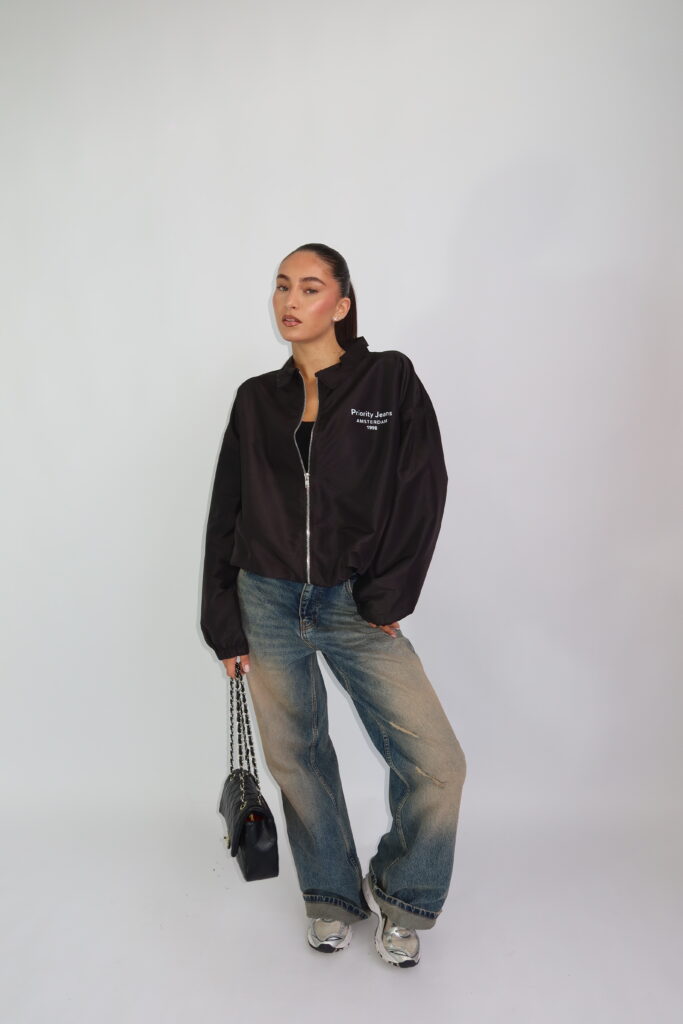 ‘Priority Jeans Amsterdam’ WINDJACKET – ZWART