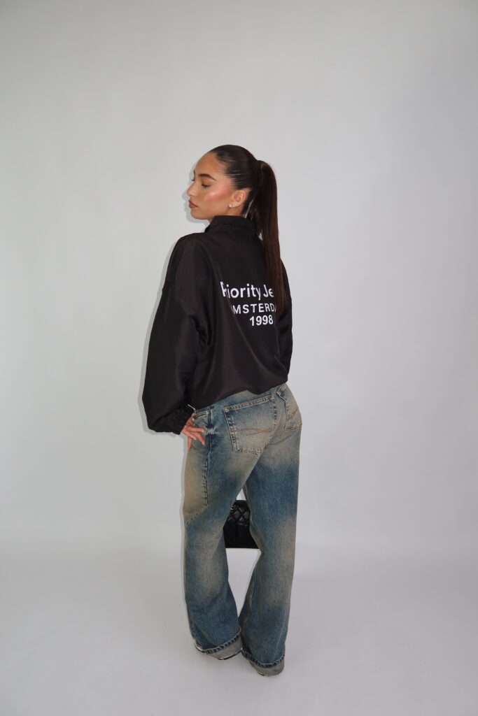 ‘Priority Jeans Amsterdam’ WINDJACKET – ZWART