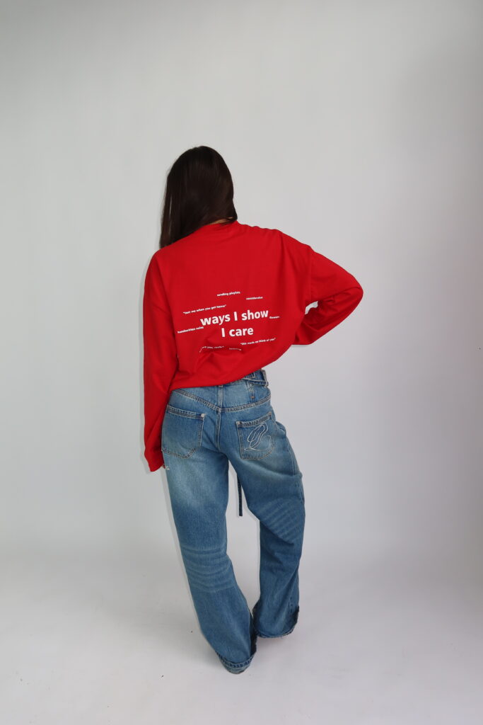 AW26 – BACKPRINT LONGSLEEVE – ROOD