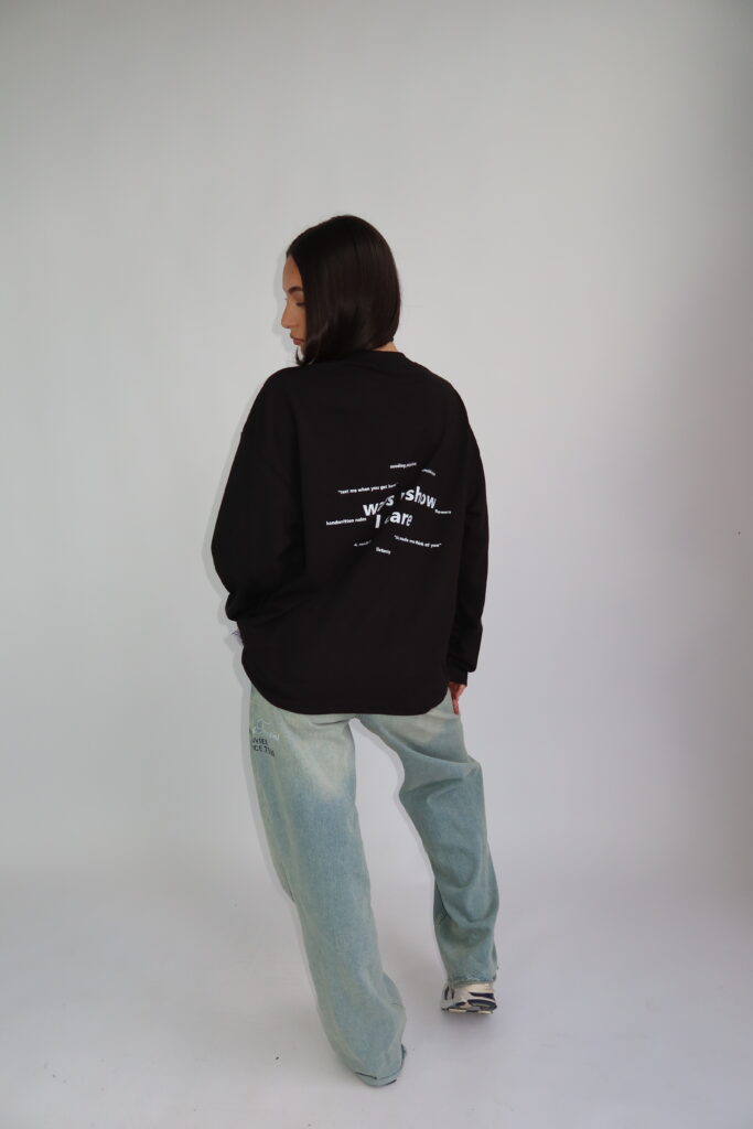 AW26 – BACKPRINT LONGSLEEVE – ZWART
