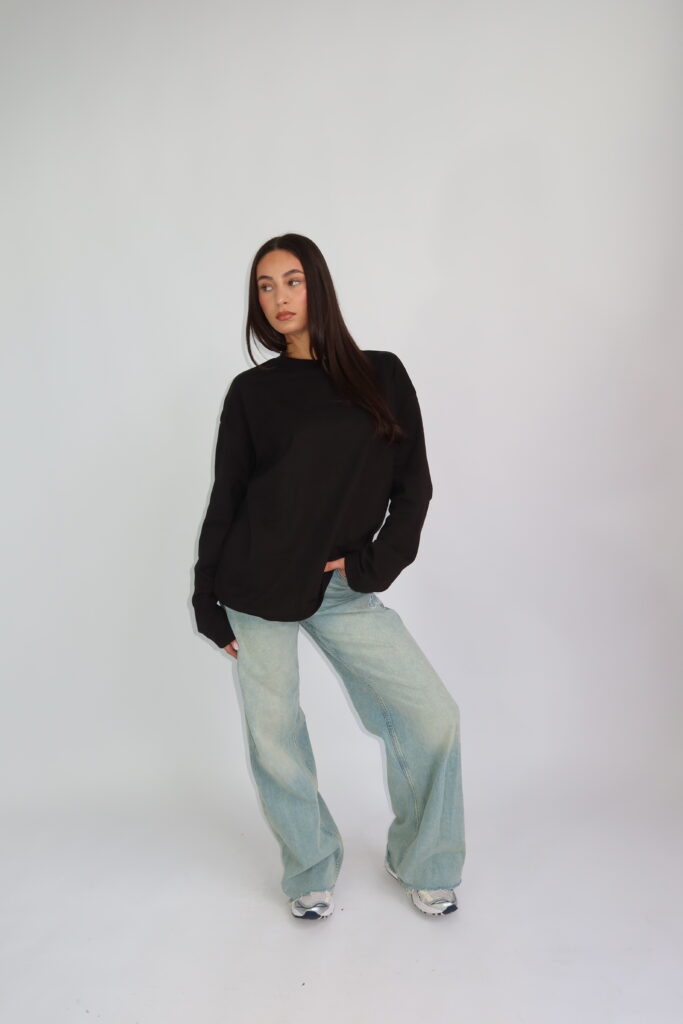 AW26 – BACKPRINT LONGSLEEVE – ZWART