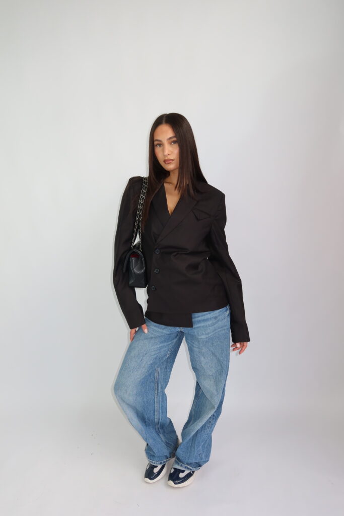 AW26 – ASYMMETRICAL BLAZER – ZWART