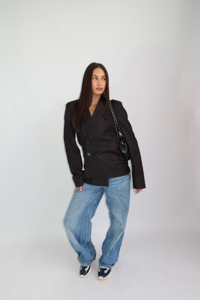 AW26 – ASYMMETRICAL BLAZER – ZWART