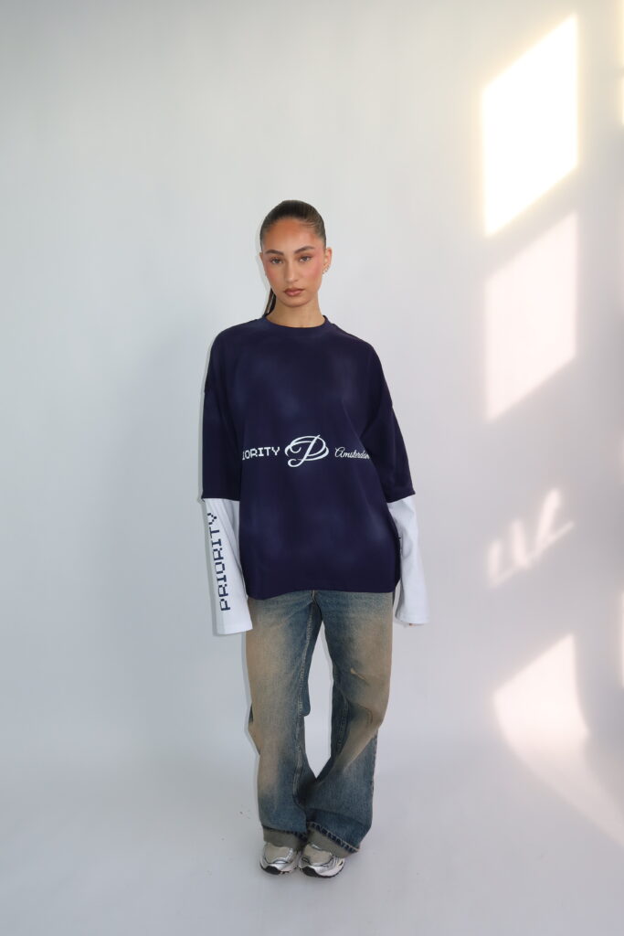 AW26 – PRINTS LONGSLEEVE – NAVY MET WITTE MOUWEN