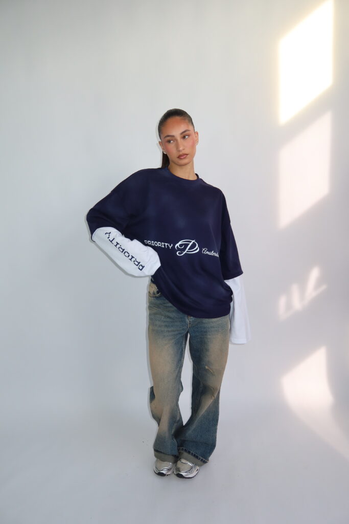 AW26 – PRINTS LONGSLEEVE – NAVY MET WITTE MOUWEN