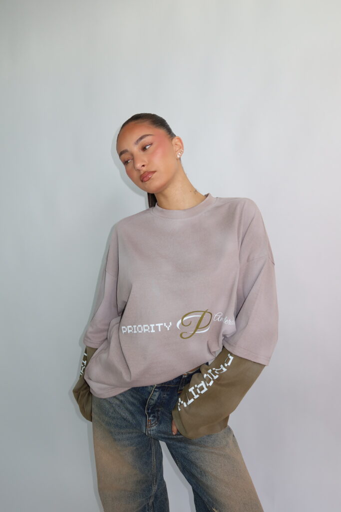 AW26 – PRINTS LONGSLEEVE – TAUPE MET ARMY MOUWEN