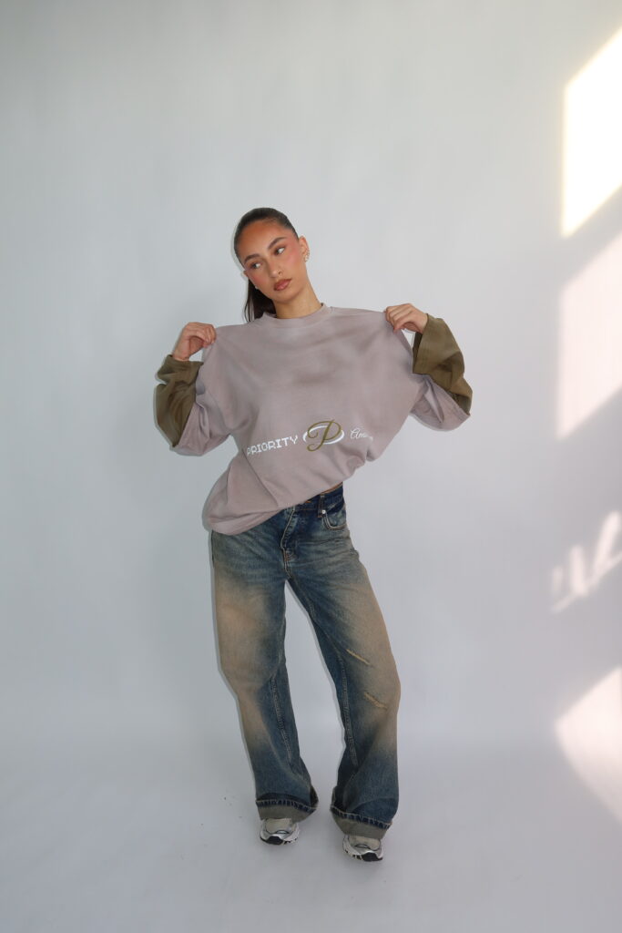 AW26 – PRINTS LONGSLEEVE – TAUPE MET ARMY MOUWEN