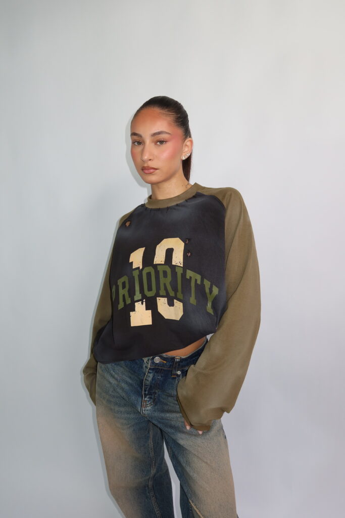 AW26 – 10 PRIORITY DISTRESSED LONGSLEEVE – ARMY
