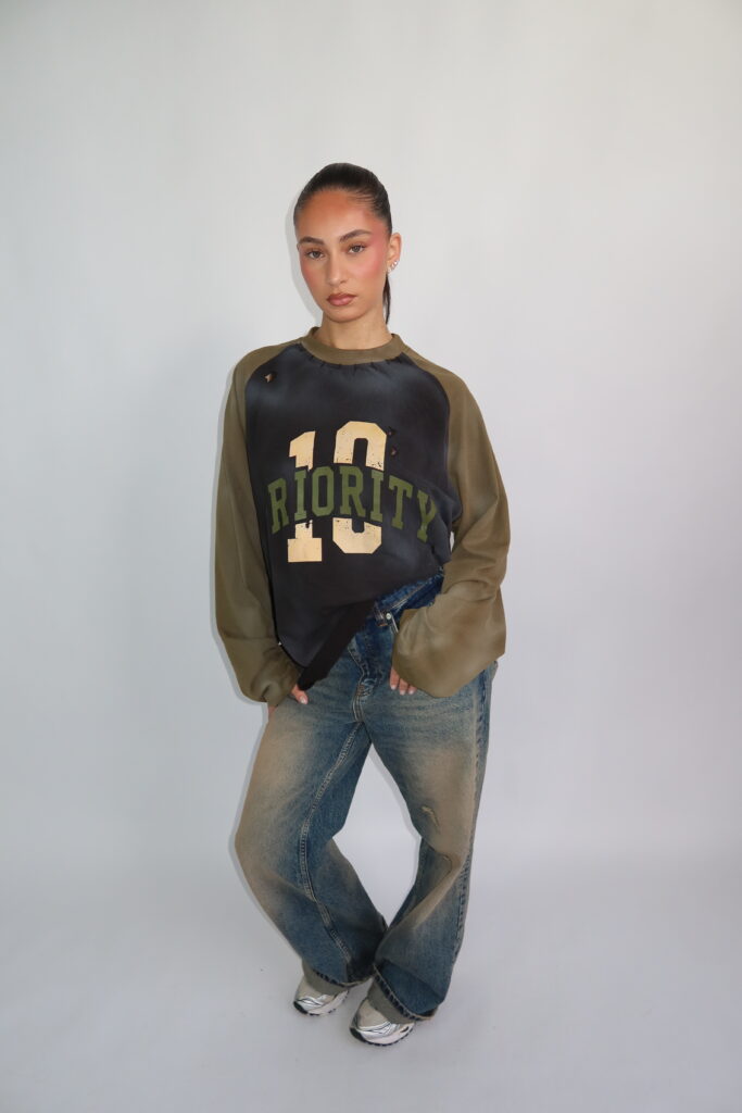 AW26 – 10 PRIORITY DISTRESSED LONGSLEEVE – ARMY
