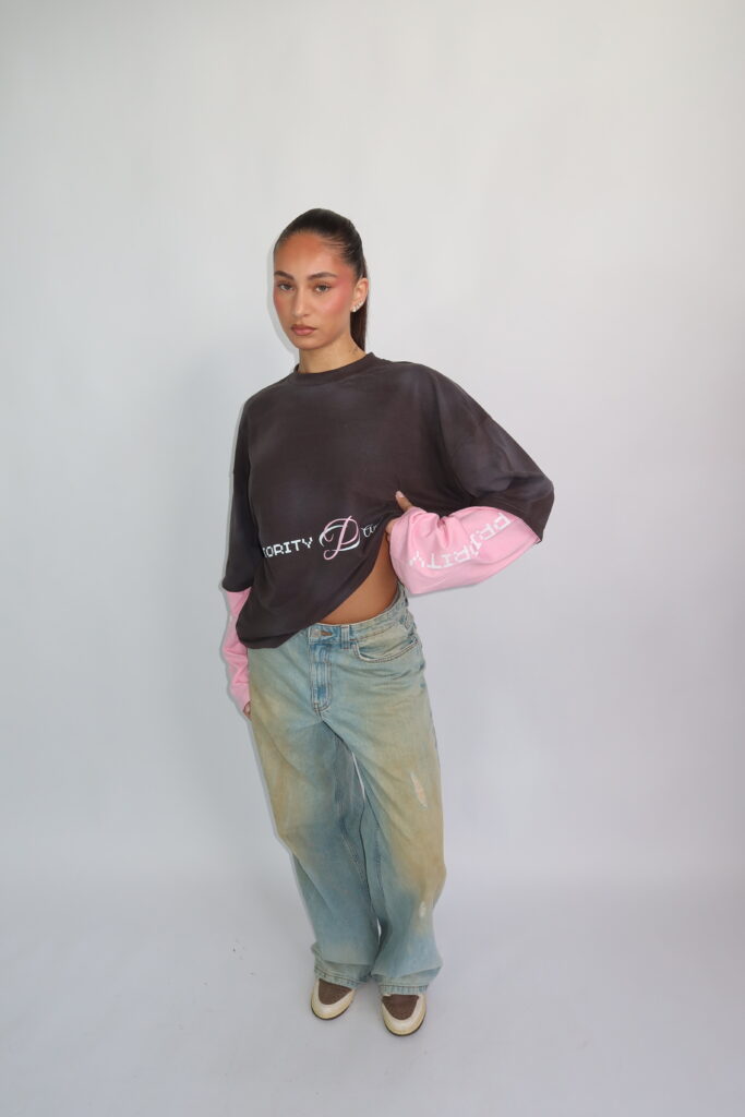 AW26 – PRINTS LONGSLEEVE – GRIJS MET ROZE MOUWEN