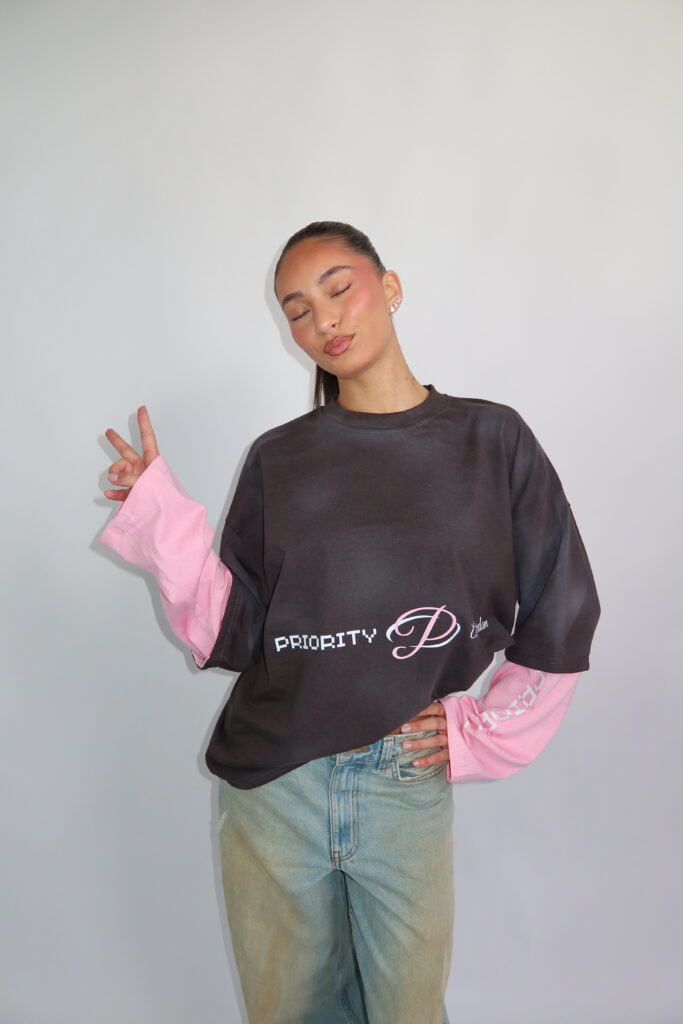AW26 – PRINTS LONGSLEEVE – GRIJS MET ROZE MOUWEN