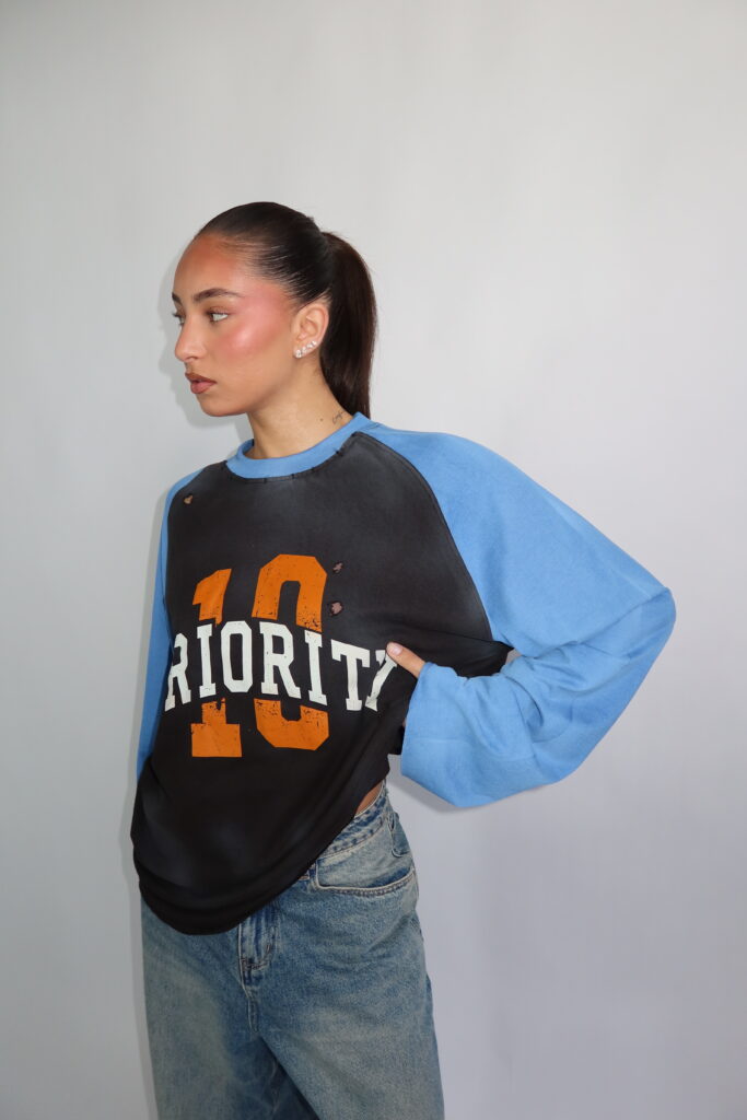 AW26 – 10 PRIORITY DISTRESSED LONGSLEEVE – LICHTBLAUW