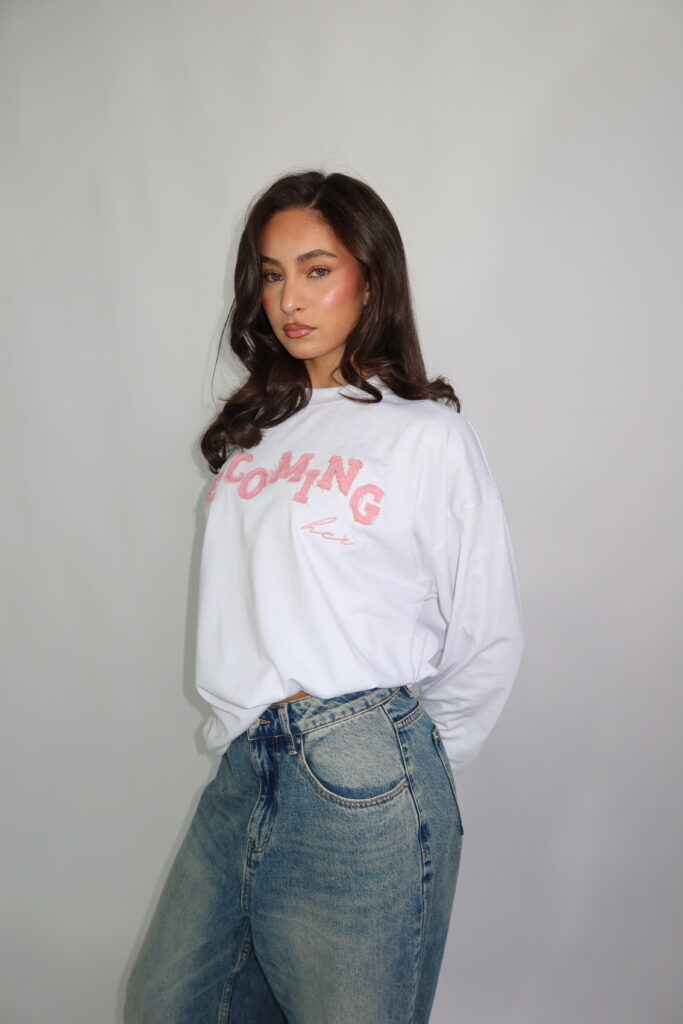 AW26 – BECOMING HER LONGSLEEVE – WIT
