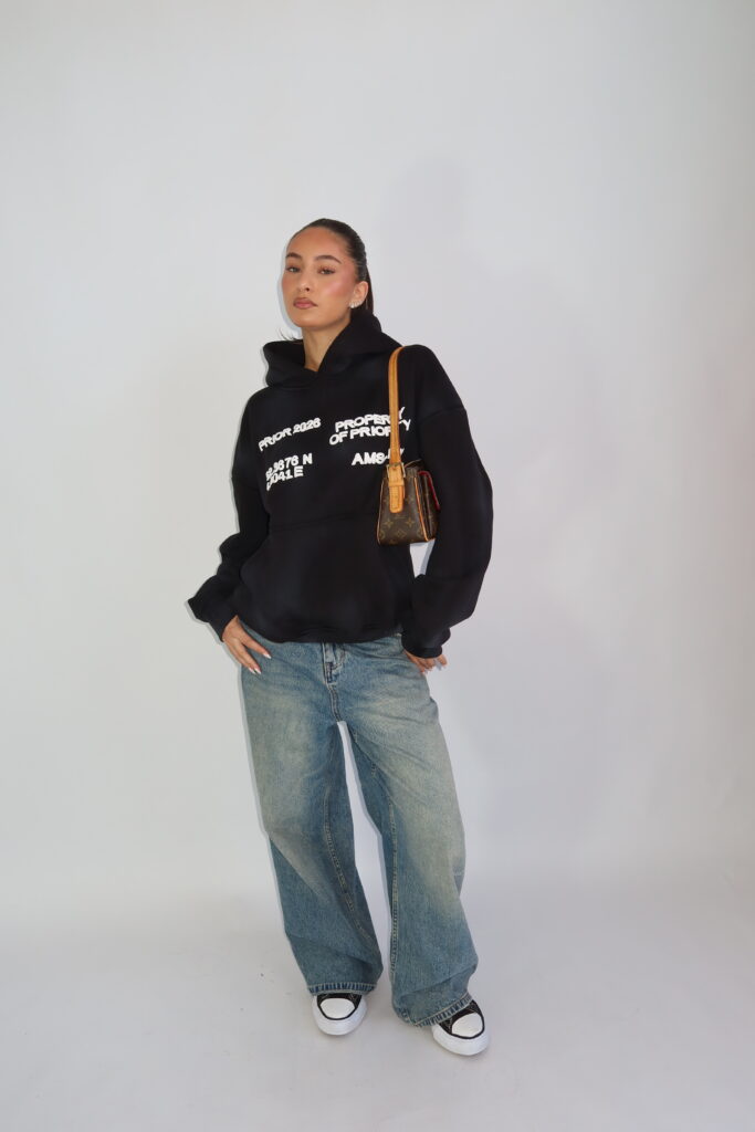 AW26 – ‘AMS-LDN’ HOODIE – SUN FADED ZWART