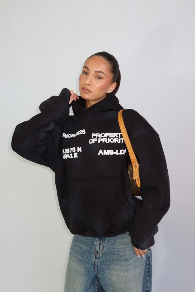 AW26 – ‘AMS-LDN’ HOODIE – SUN FADED ZWART