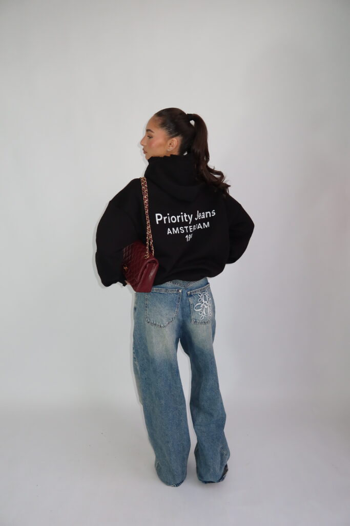 AW26 – JEANS 1998 – DESTROYED HOODIE – ZWART